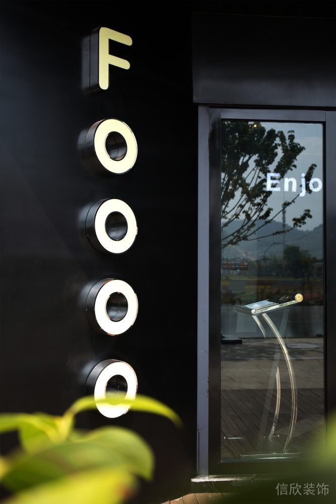 店鋪裝修設(shè)計(jì)燈飾效果黑色門框裝修玻璃效果圖