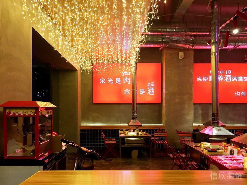 火鍋店裝修設(shè)計(jì)燈飾木質(zhì)烤肉店裝修瓷磚半墻鏤空開(kāi)放式區(qū)域裝修店鋪