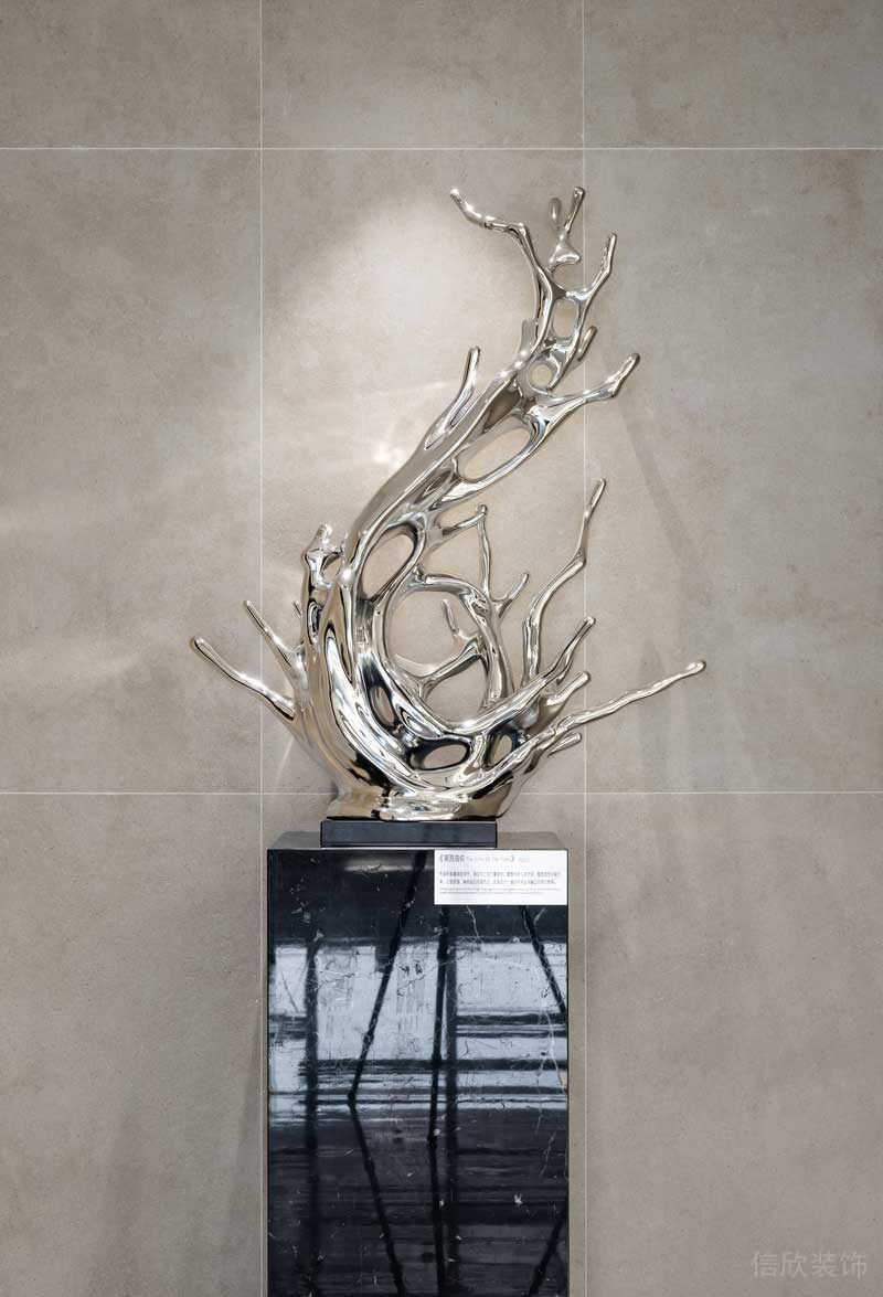金屬藝術(shù)品陳列展示區(qū)域墻柱創(chuàng)意辦公室過道設(shè)計(jì)