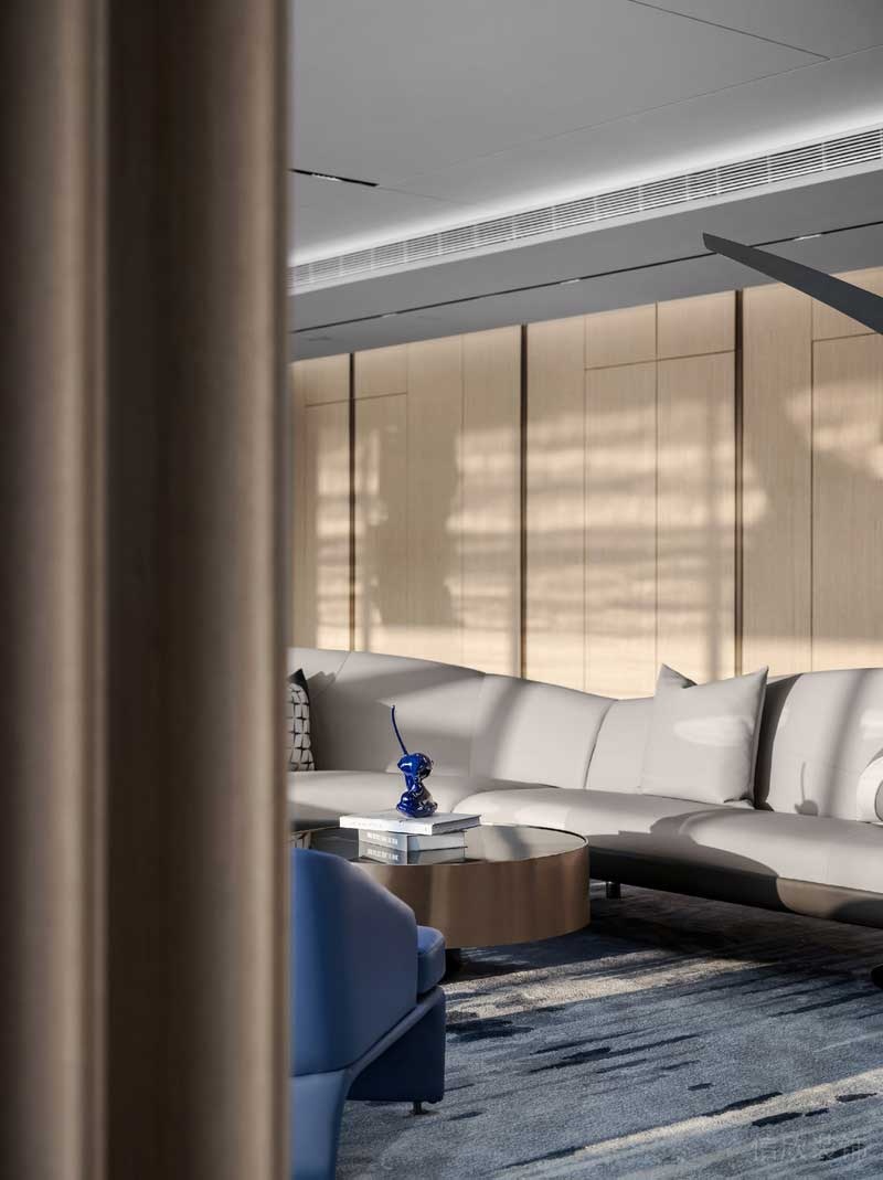 皮革沙發(fā)直接進(jìn)設(shè)計(jì)會(huì)議區(qū)洽談室公共開(kāi)放區(qū)域地毯裝修效果物質(zhì)收納墻柜中央空調(diào)辦公室