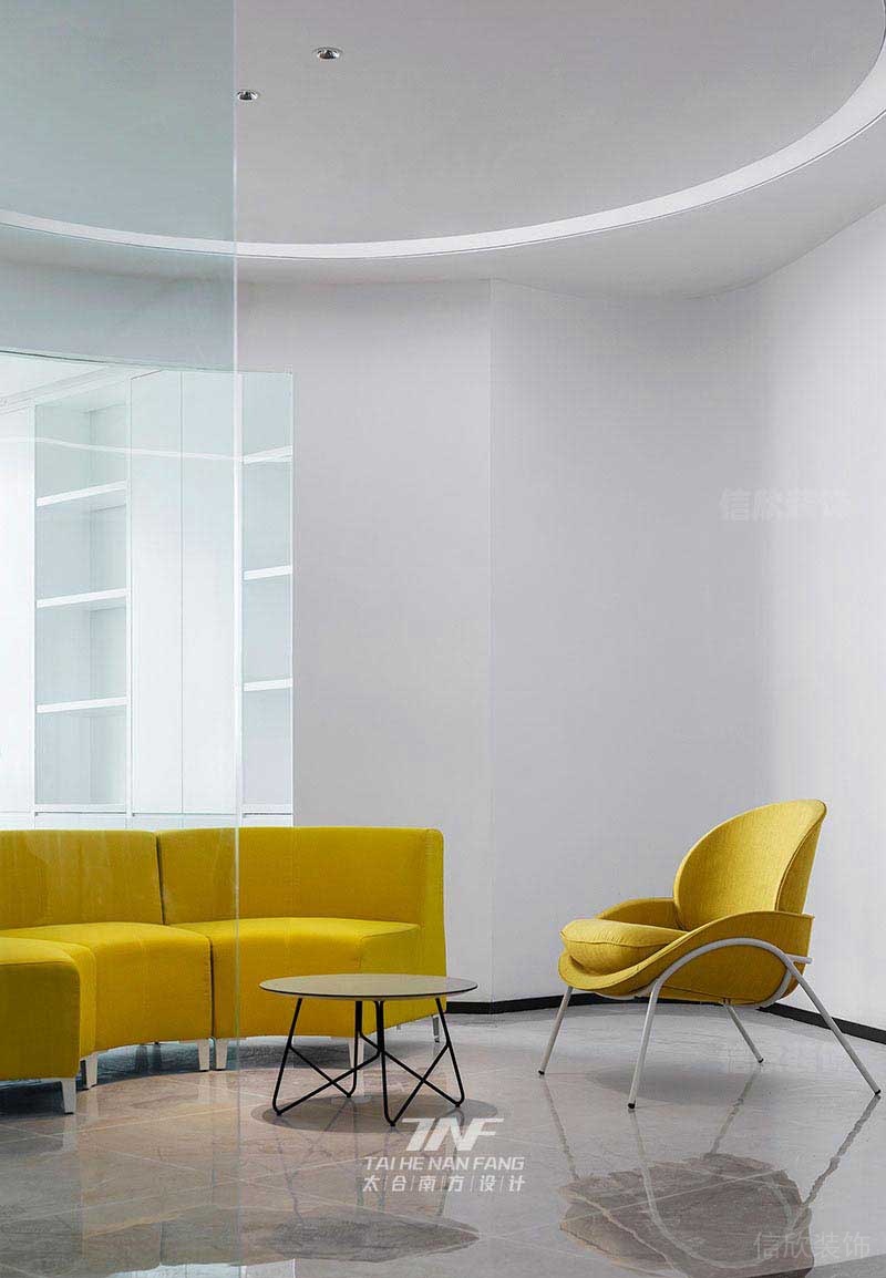 辦公室現(xiàn)代風玻璃隔斷洽談區(qū)效果圖