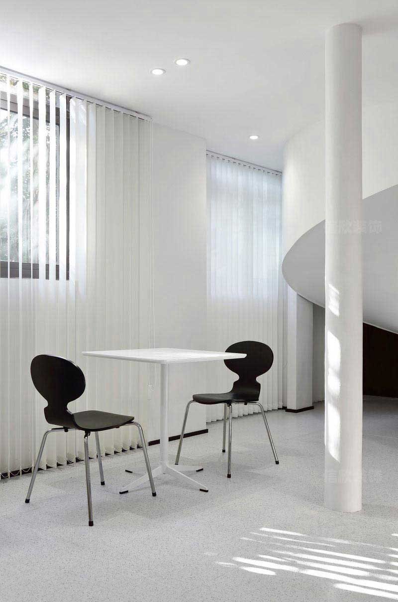 辦公室現(xiàn)代風(fēng)休息區(qū)黑白桌椅效果圖