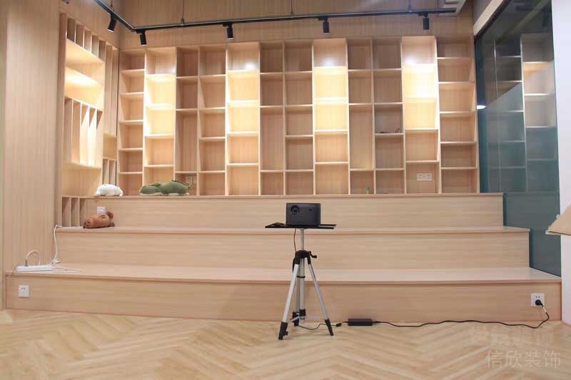 北歐風(fēng)格辦公室階梯式閱覽區(qū)