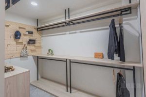 北歐工業(yè)風家居主人房衣帽間