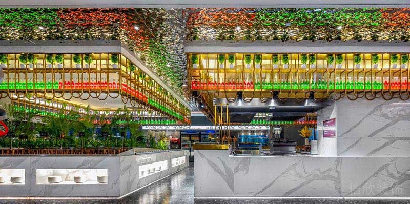 餐廳紅色。綠色酒瓶裝飾的吧臺吊頂