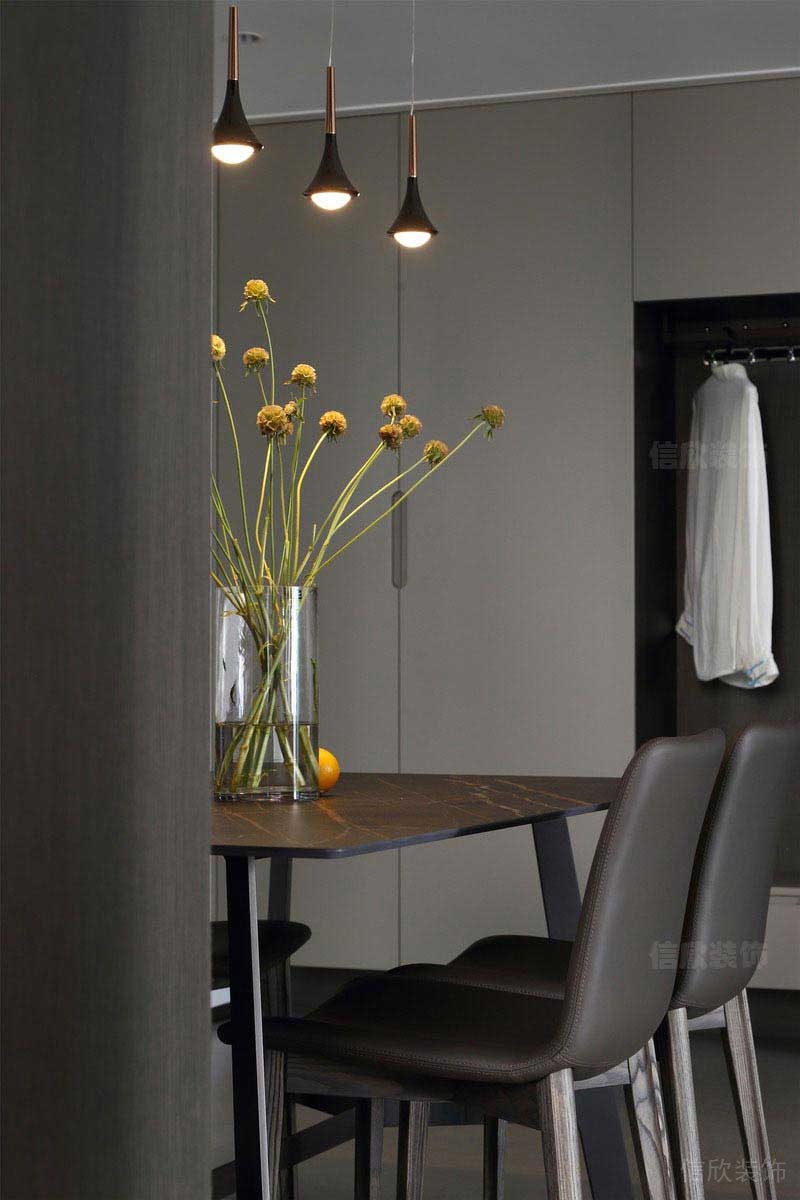 二手房改造后現(xiàn)代風(fēng)黑白灰餐桌效果圖