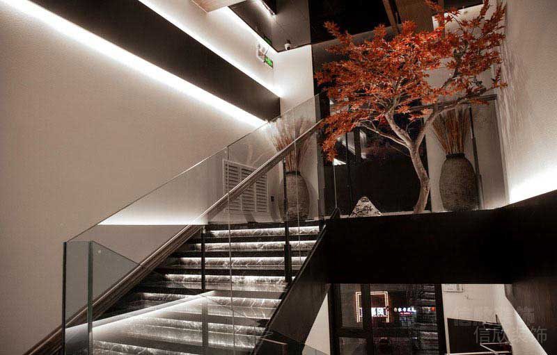 二手房改造現(xiàn)代輕奢風黑色大理石樓梯玻璃扶手效果圖