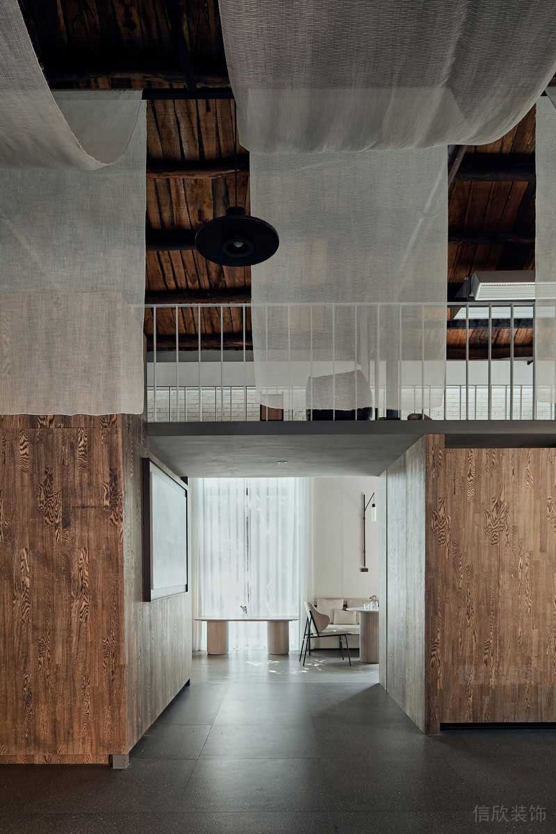 工業(yè)風格辦公空間走道實景圖