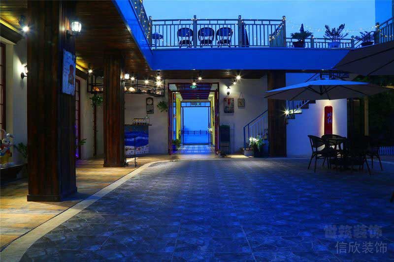 工業(yè)混搭風(fēng)度假酒店室外走道