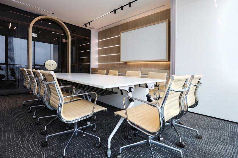 黑白搭配的會(huì)議室空間效果