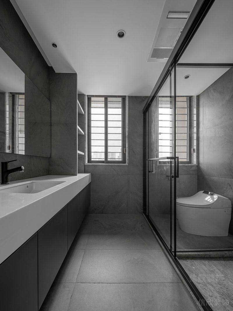 灰色瓷磚鋪貼的衛(wèi)生間照片