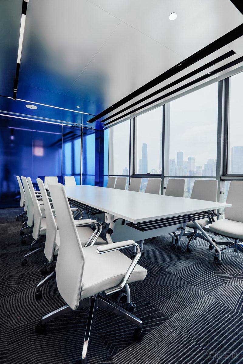 灰色地毯和白色會(huì)議桌