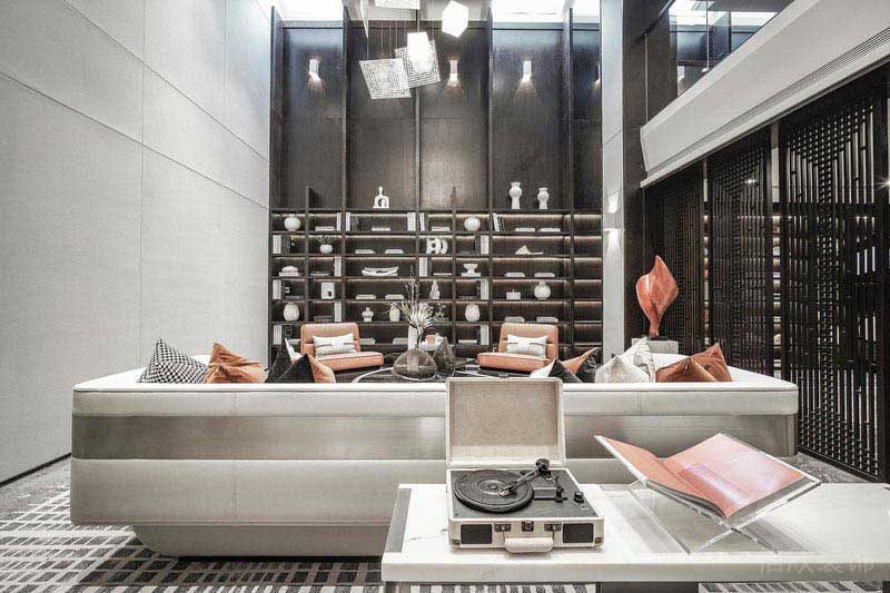 黑色花格隔斷與書(shū)柜的裝飾效果