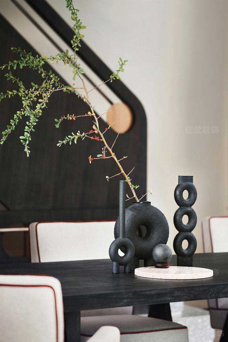 黑色桌上的黑色藝術(shù)品