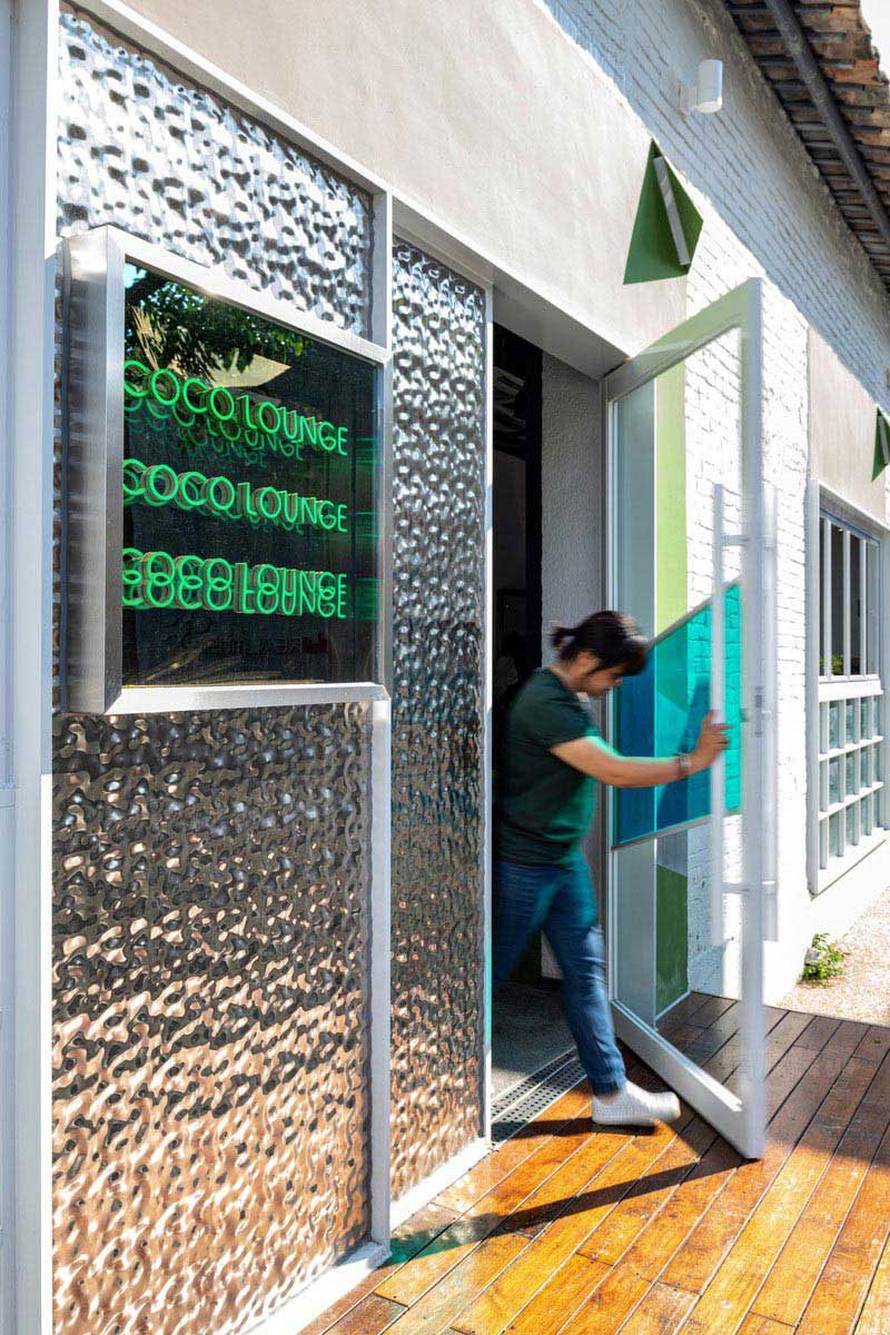 酒吧進(jìn)戶門(mén)