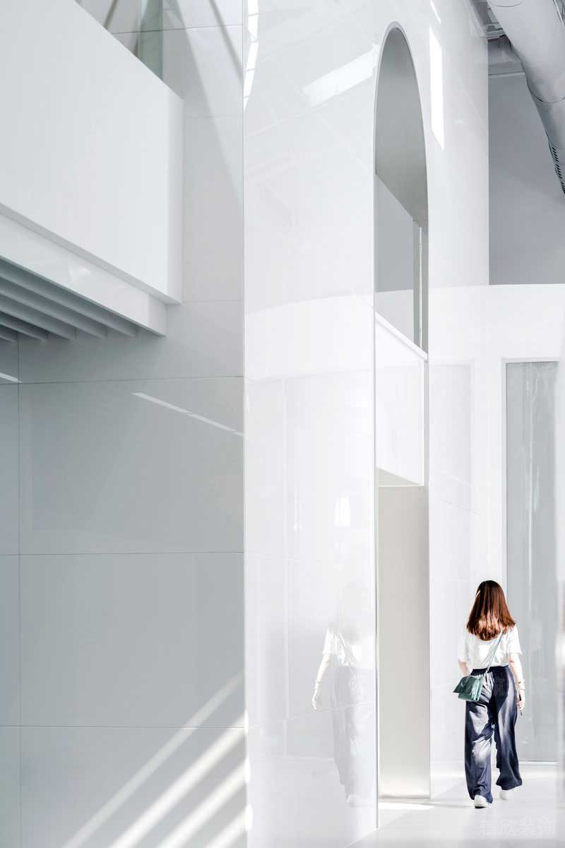極簡(jiǎn)純白風(fēng)辦公室走道