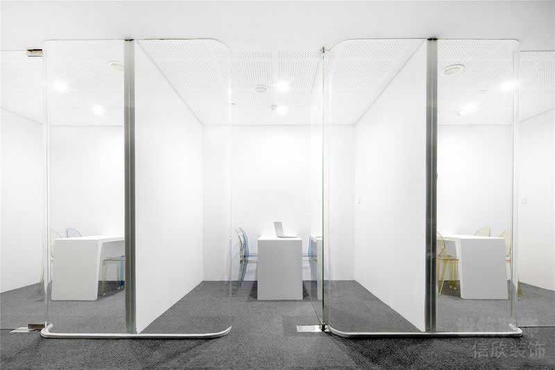 極簡(jiǎn)風(fēng)格辦公室玻璃房洽談區(qū)