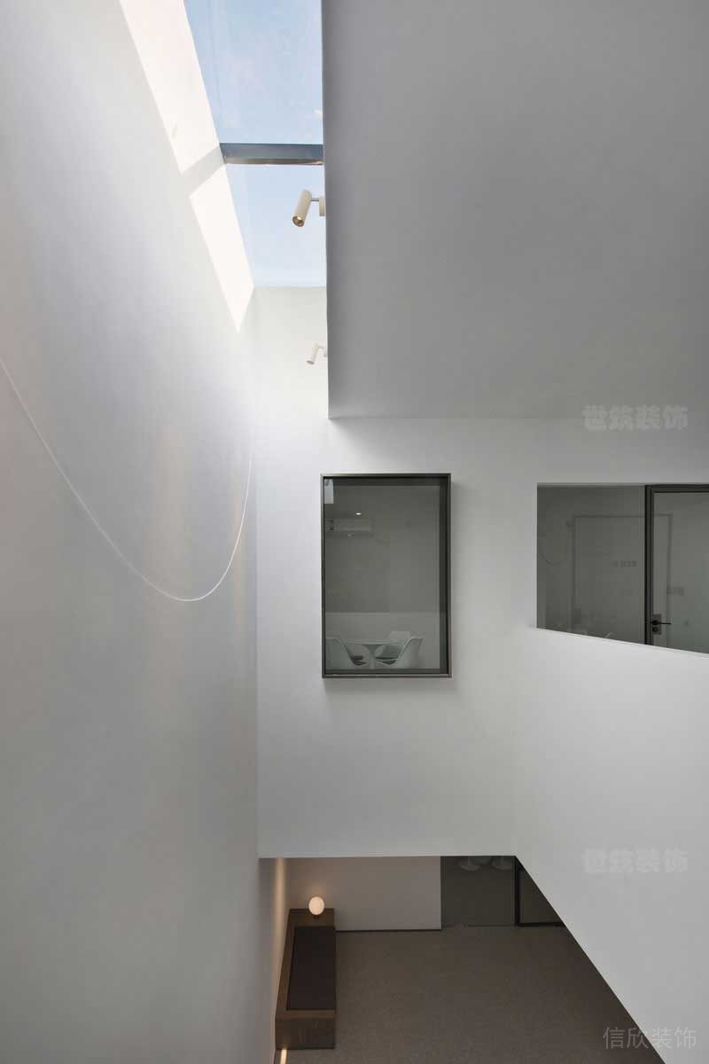 極簡(jiǎn)風(fēng)格別墅空間樓梯廳氛圍