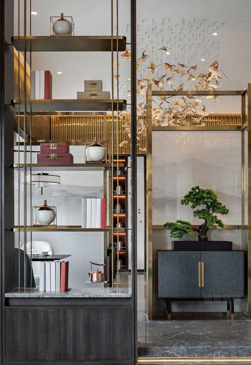 金屬隔斷和藝術(shù)吊燈