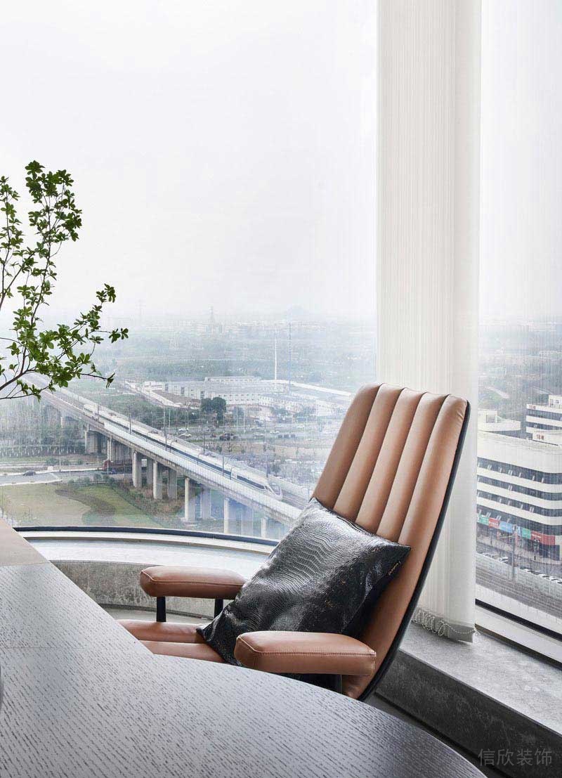 落地窗前的辦公桌設(shè)計(jì)