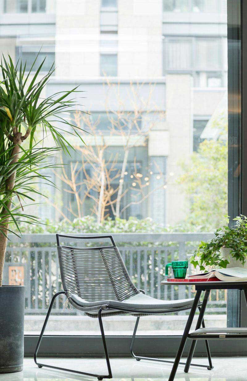 樓梯窗邊簡(jiǎn)約的休閑椅