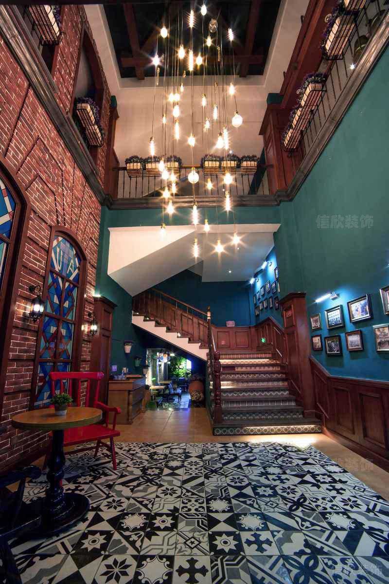 美式田園的餐廳中空設(shè)計