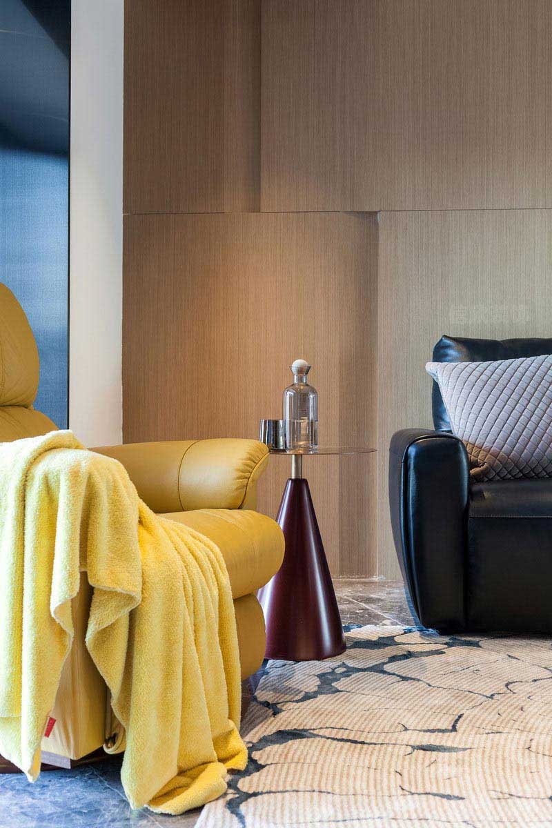 木紋的墻面和黃色的沙發(fā)