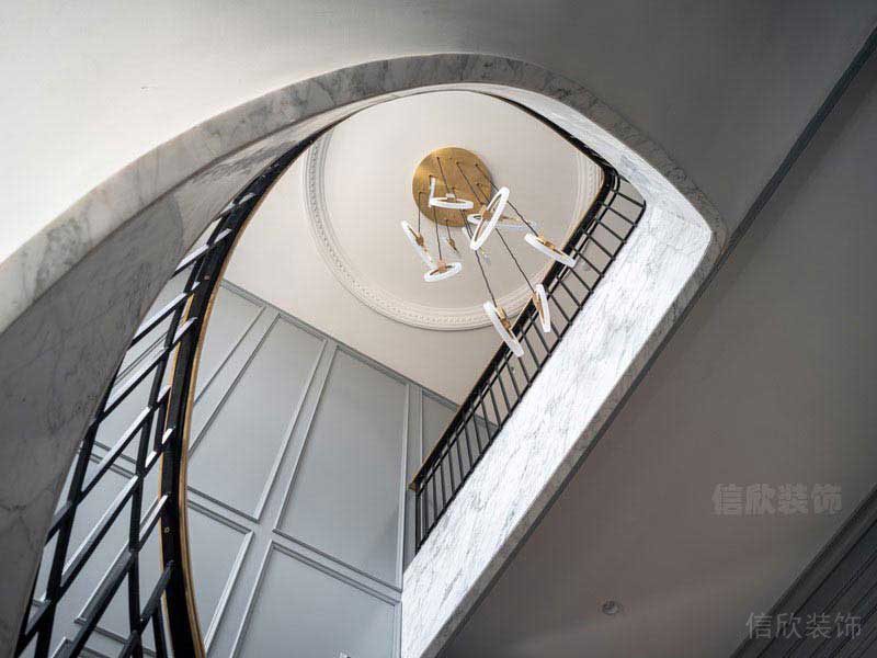 輕奢風(fēng)格別墅樓梯間