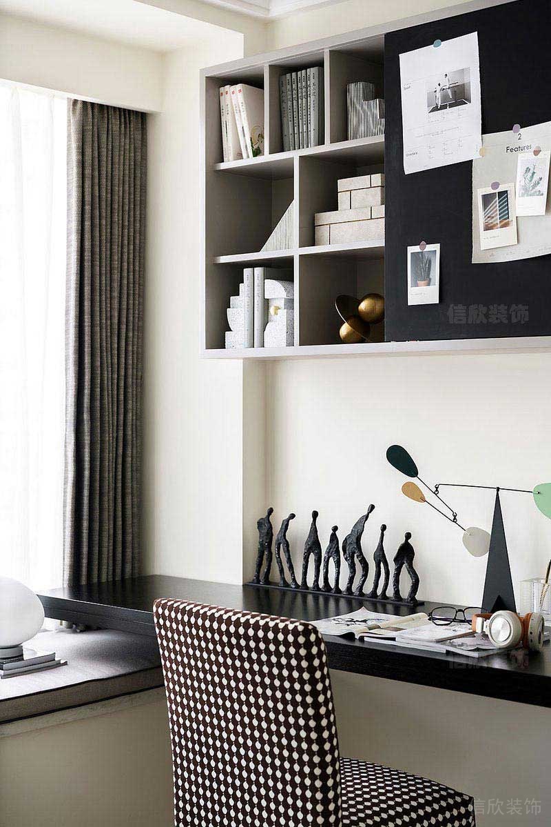 書房的黑色簡(jiǎn)易書桌效果