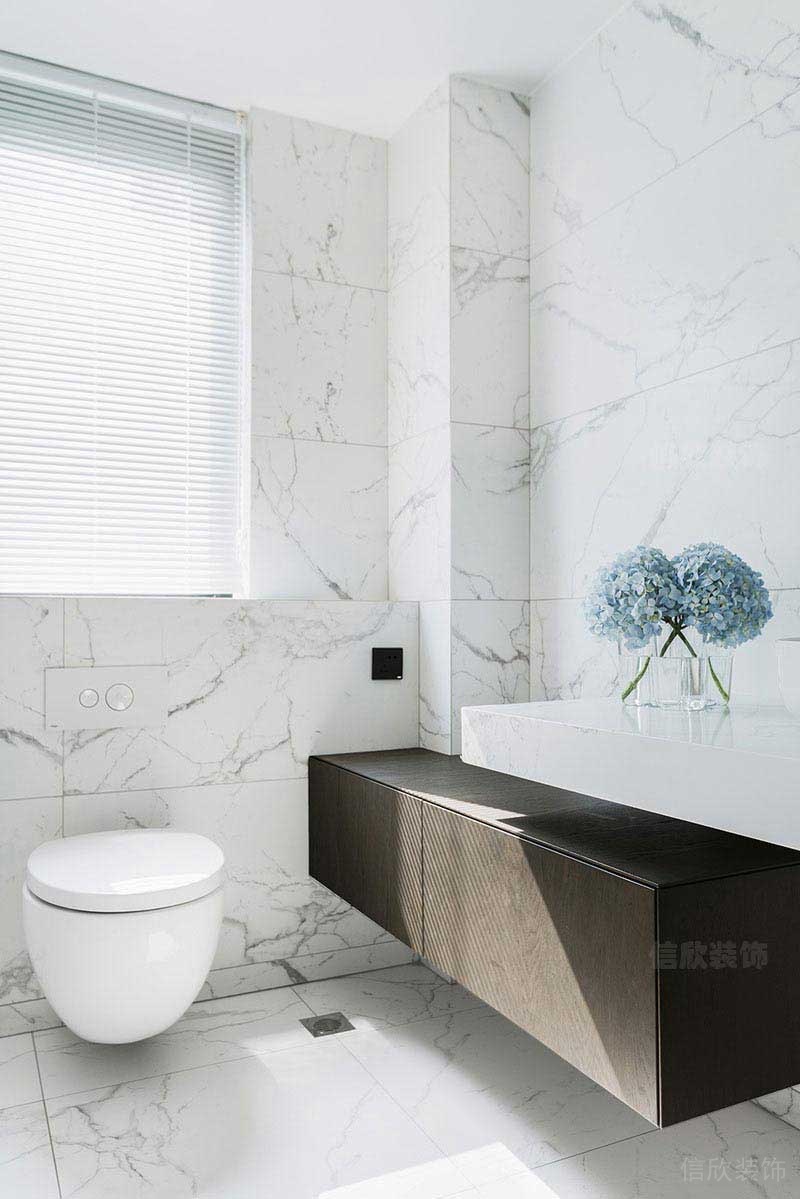 衛(wèi)生間白色瓷磚與黑色洗手臺(tái)搭配效果