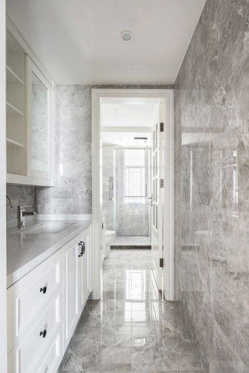 衛(wèi)生間灰色瓷磚鋪貼設(shè)計(jì)效果圖