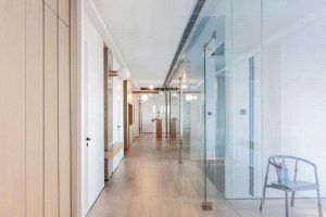 現(xiàn)代北歐辦公室采光過(guò)道