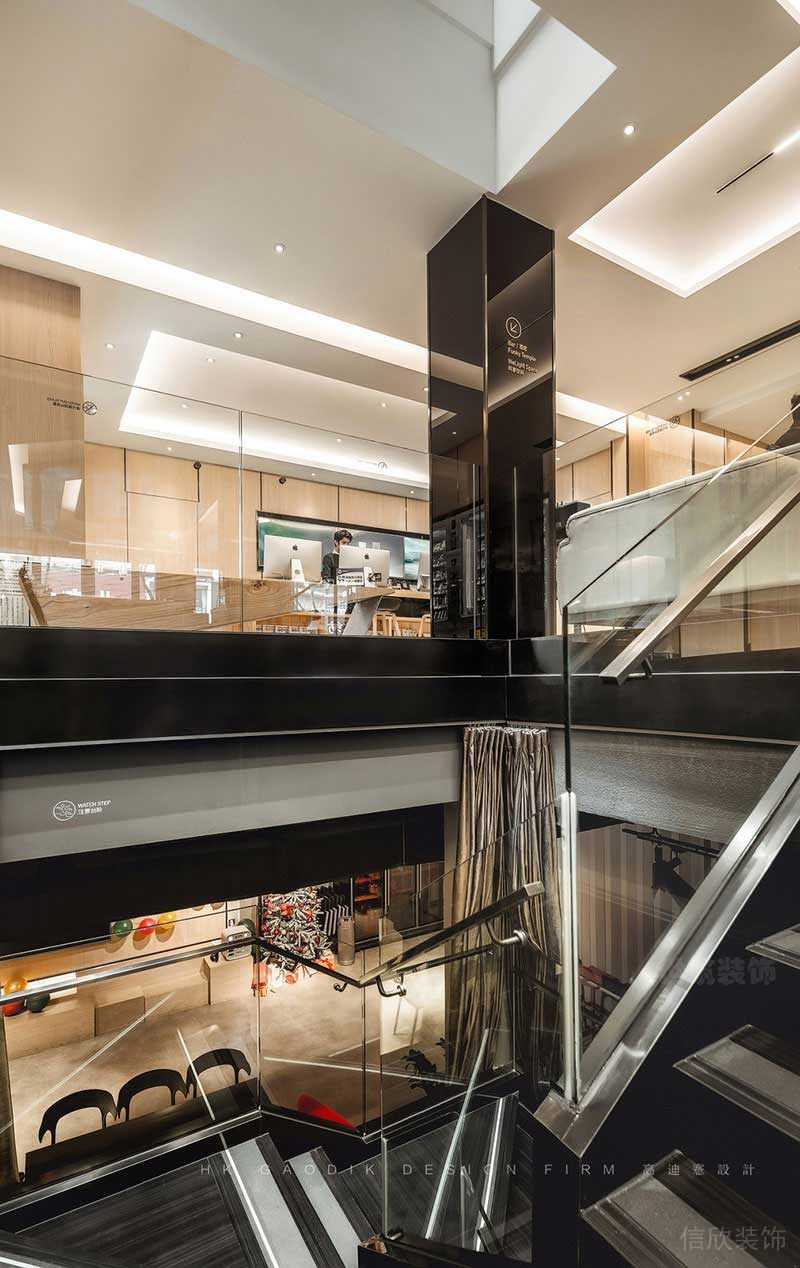 現(xiàn)代風(fēng)格辦公空間樓梯嵌入式玻璃扶手