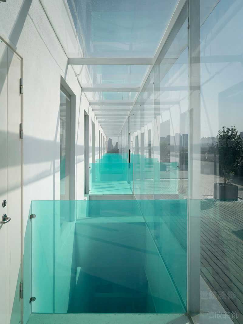 現(xiàn)代風格辦公空間露天走廊