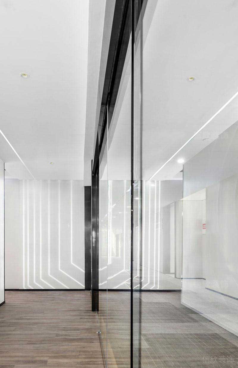 現(xiàn)代風(fēng)格辦公室玻璃隔斷