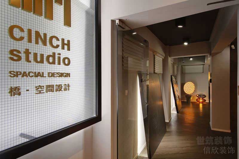 現(xiàn)代風(fēng)格設(shè)計(jì)師辦公空間過(guò)道招牌