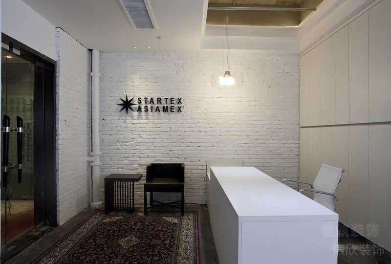 現(xiàn)代工業(yè)風(fēng)辦公室前臺(tái)服務(wù)區(qū)陳設(shè)