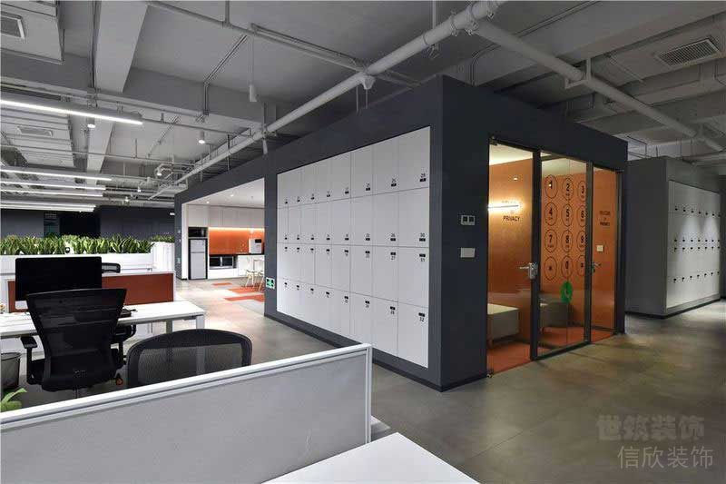 現(xiàn)代工業(yè)風辦公室員工區(qū)實景圖