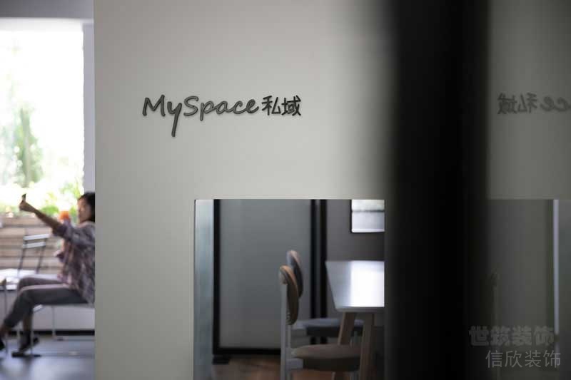 現(xiàn)代極簡風(fēng)格茶飲空間一角