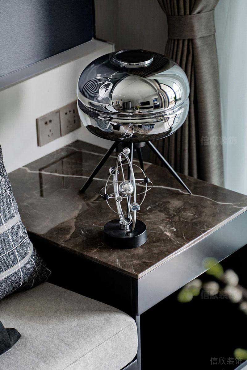 現(xiàn)代家居空間的銀色飾品