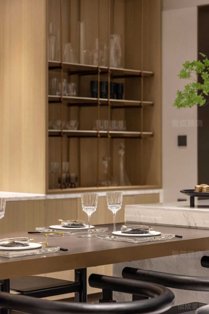 現(xiàn)代輕奢風(fēng)樣板餐廳餐桌酒杯