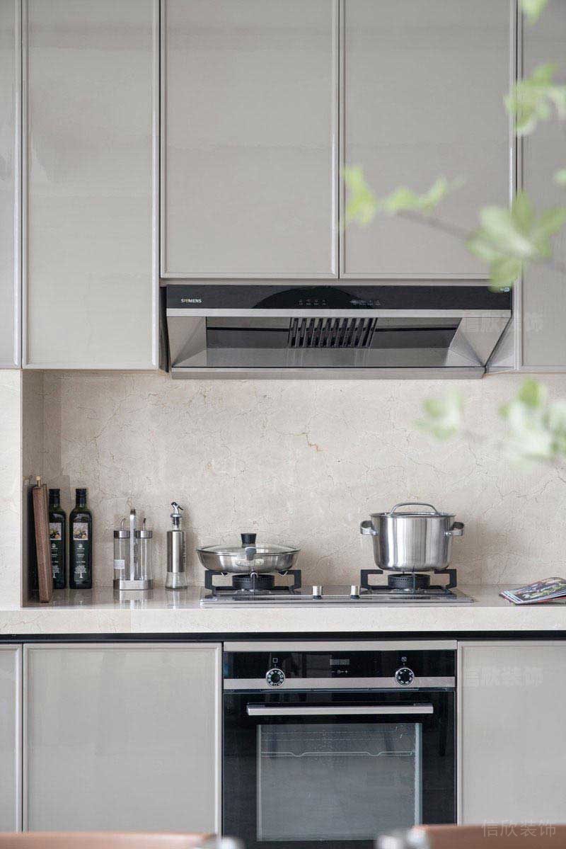 新居現(xiàn)代簡(jiǎn)約風(fēng)白色櫥柜效果圖