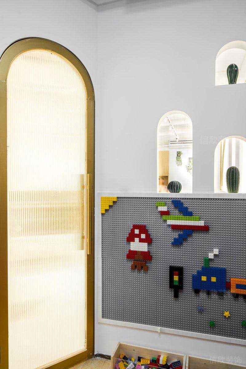 新居現(xiàn)代輕奢風(fēng)兒童房金屬弧形門效果圖