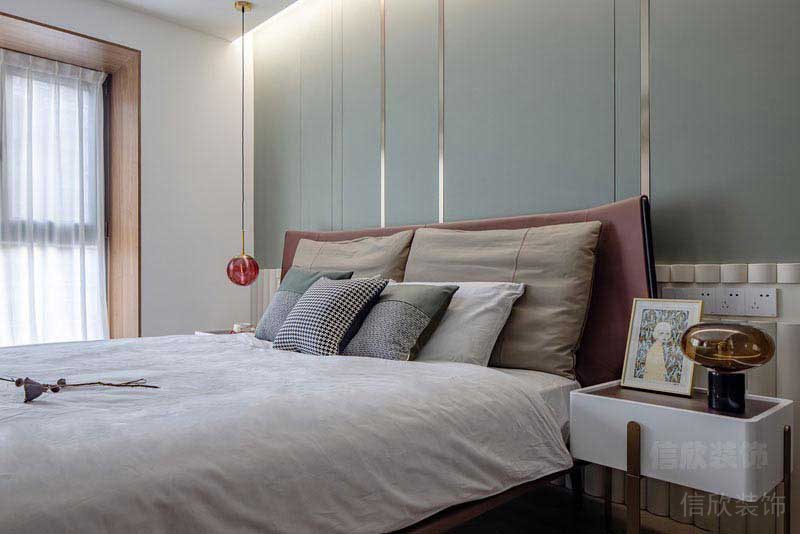 新居現(xiàn)代輕奢風(fēng)臥室硬包金屬線條背景墻效果圖