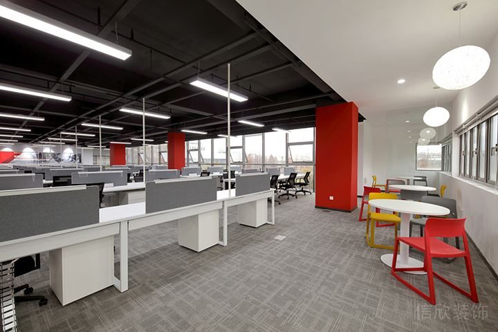工業(yè)風簡約灰色紅色員工開發(fā)區(qū)越多人工裝修效果圖窗邊休息區(qū)