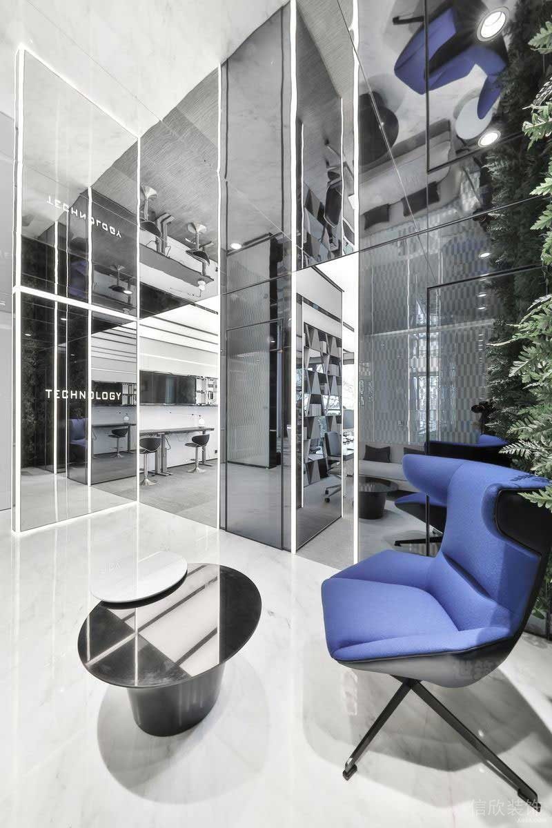 鏡面墻體裝飾設(shè)計效果藍(lán)色皮革沙發(fā)茶幾鏡面休息池大理石裝修效果圖