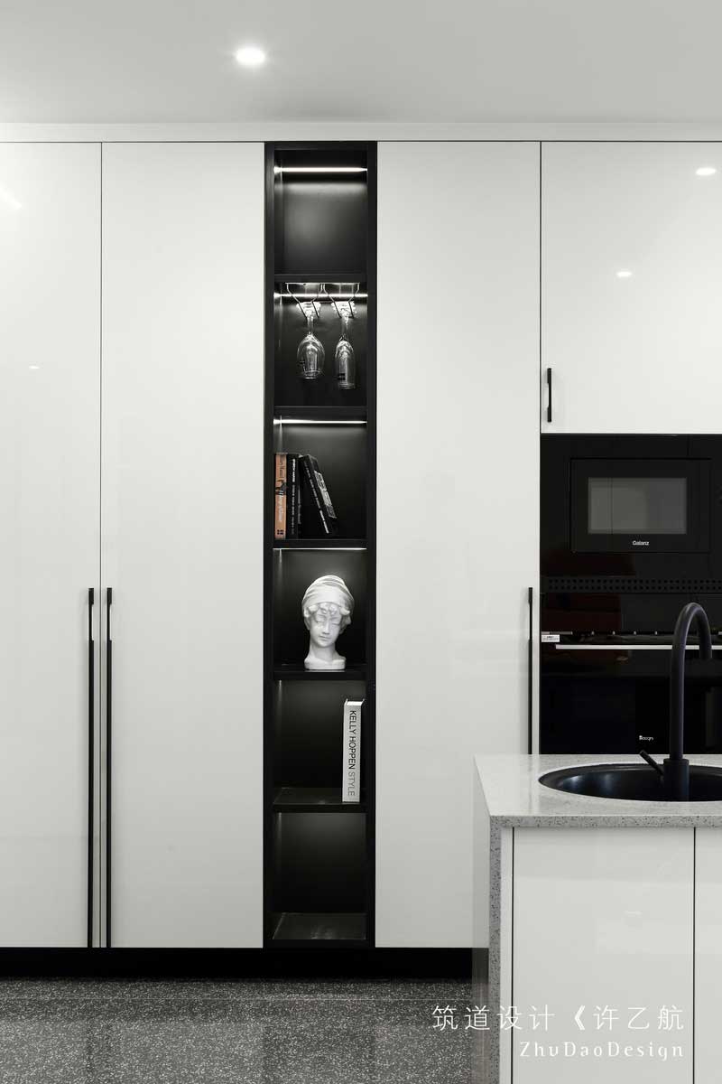 隔斷體現(xiàn)空間的通透感，燈光反射豐富頂面空間意境。