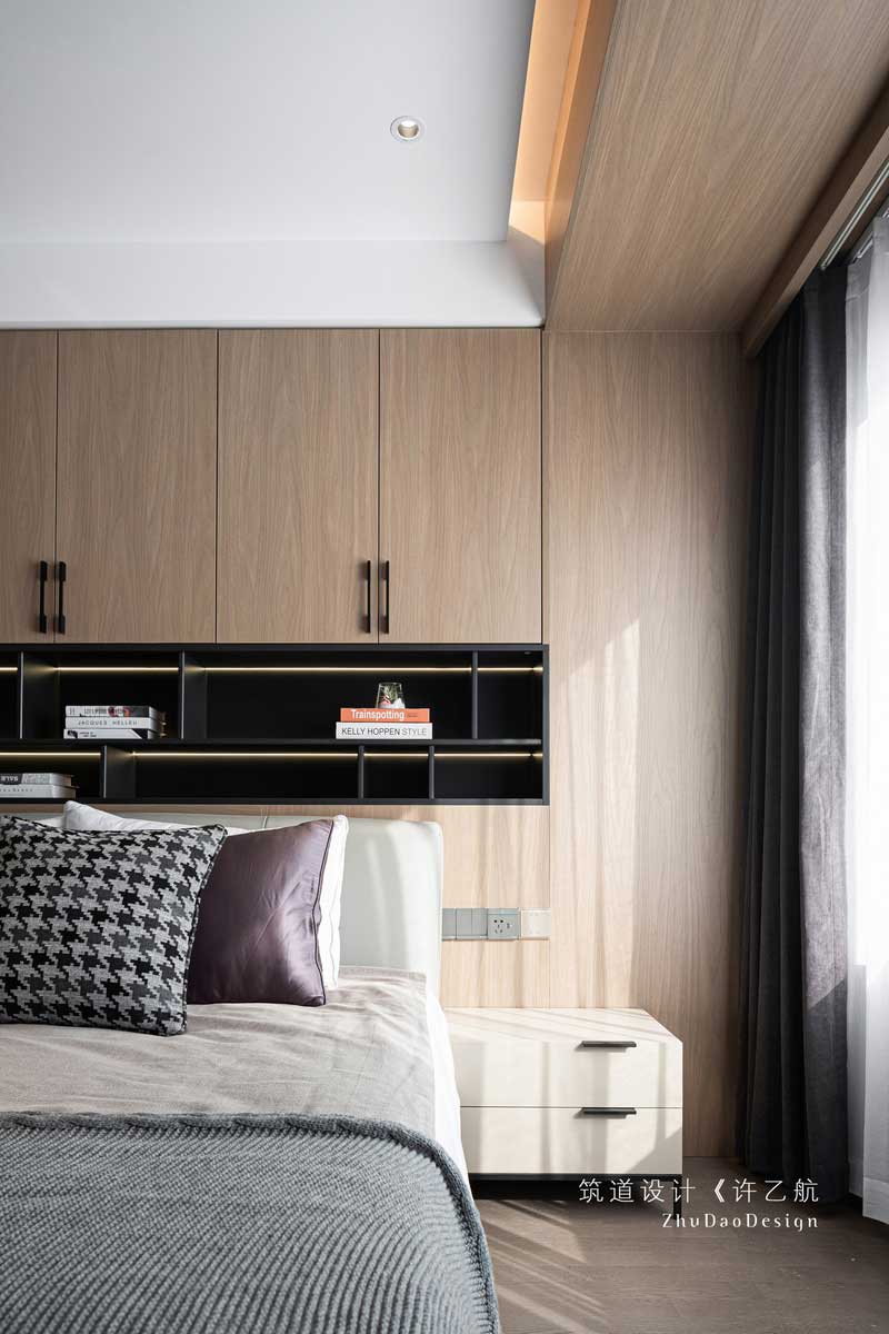 黑色鏤空隔斷設(shè)計(jì)，增加燈帶，讓床頭背景不那么沉悶。