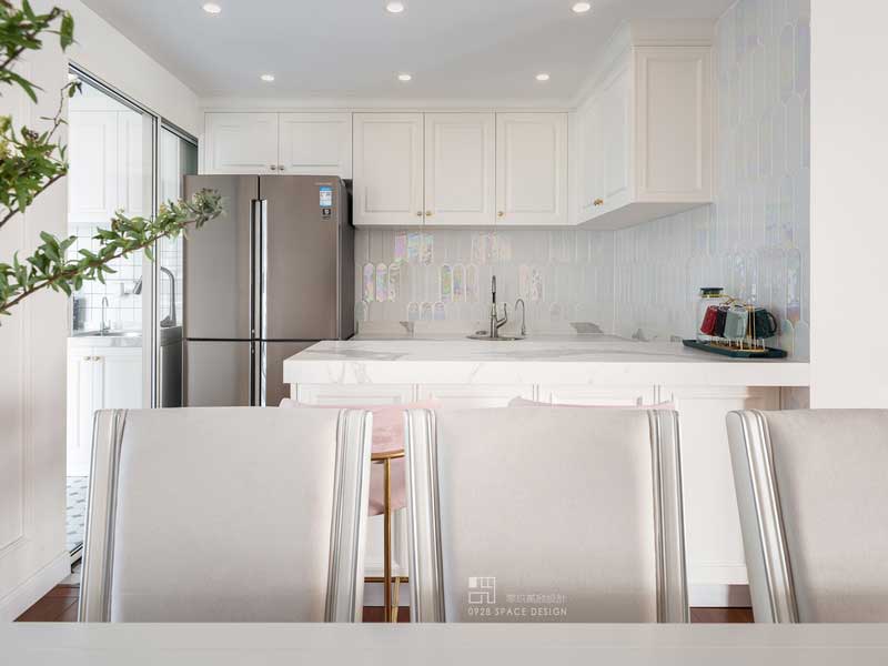 西廚承擔(dān)著做西點(diǎn)水果等操作，設(shè)備上放置有冰箱，蒸烤箱，凈水直飲水等還承擔(dān)著餐廳的儲(chǔ)物需求。