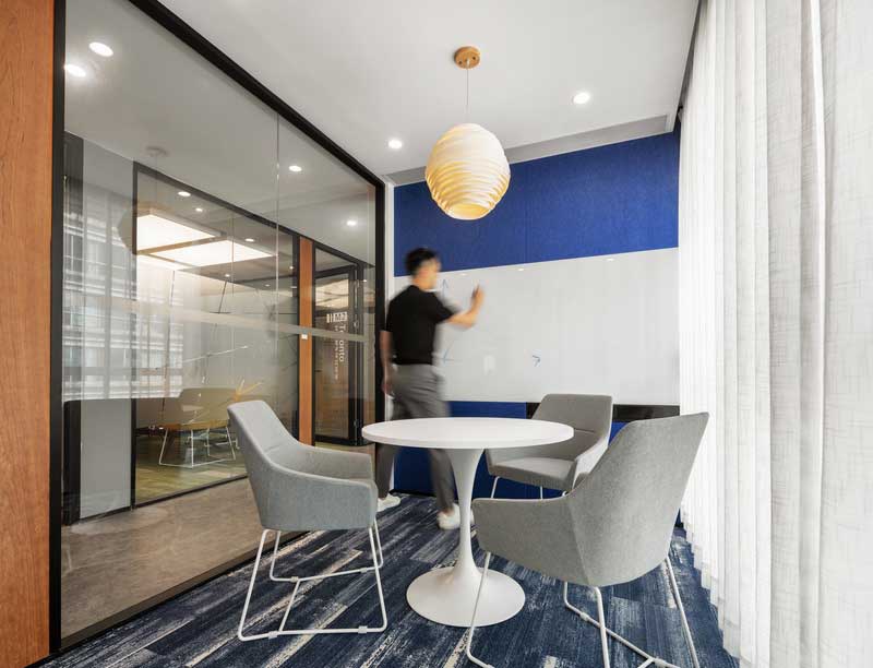 辦公室討論洽談區(qū)白色的玻璃寫字板